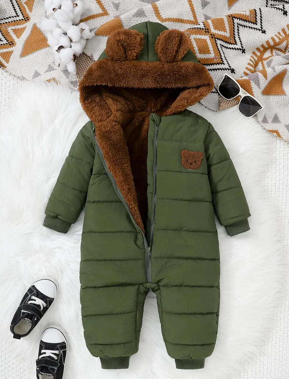 Babyjunge mit Kapuze für den Winter