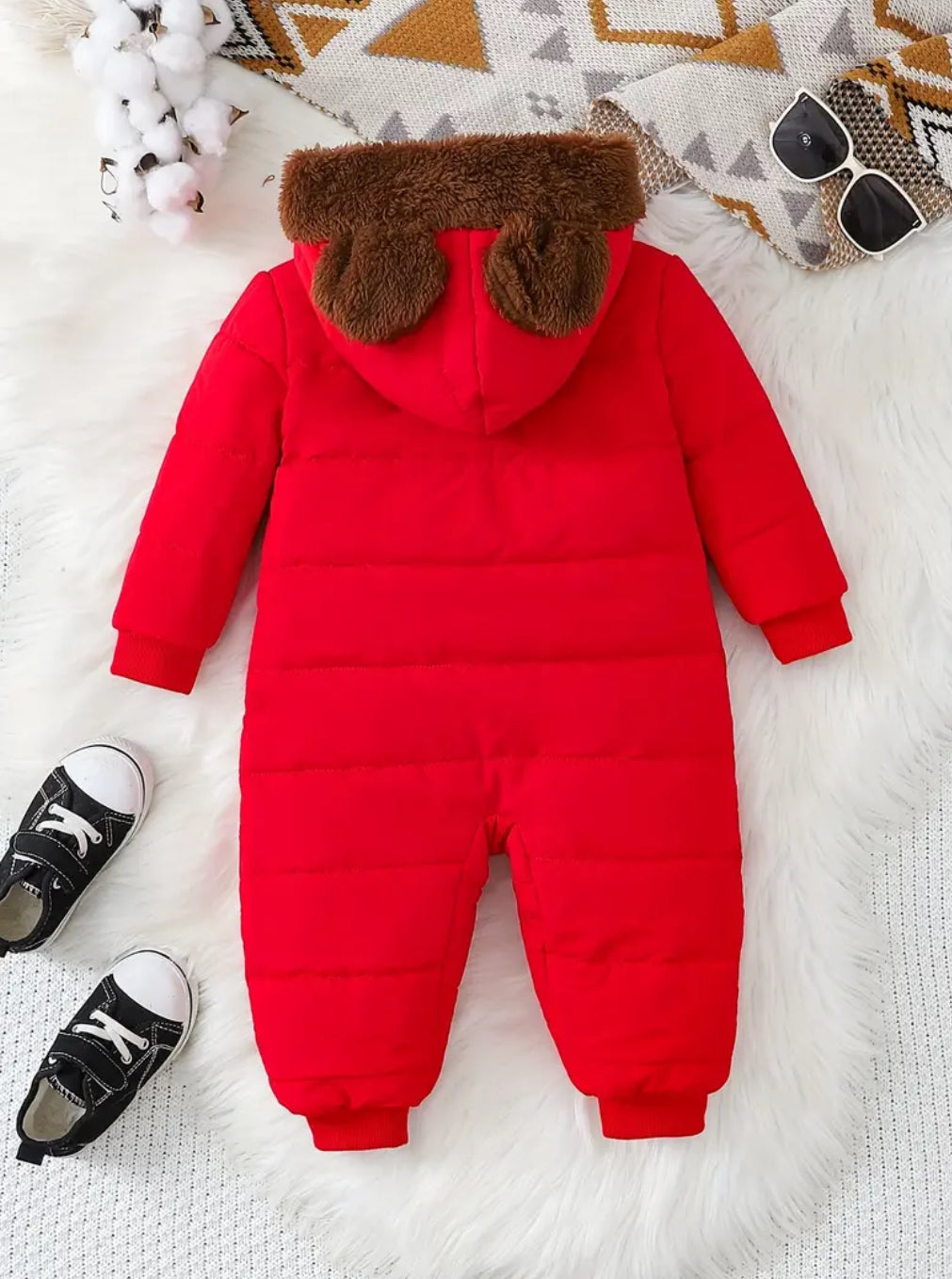 Babyjunge mit Kapuze für den Winter