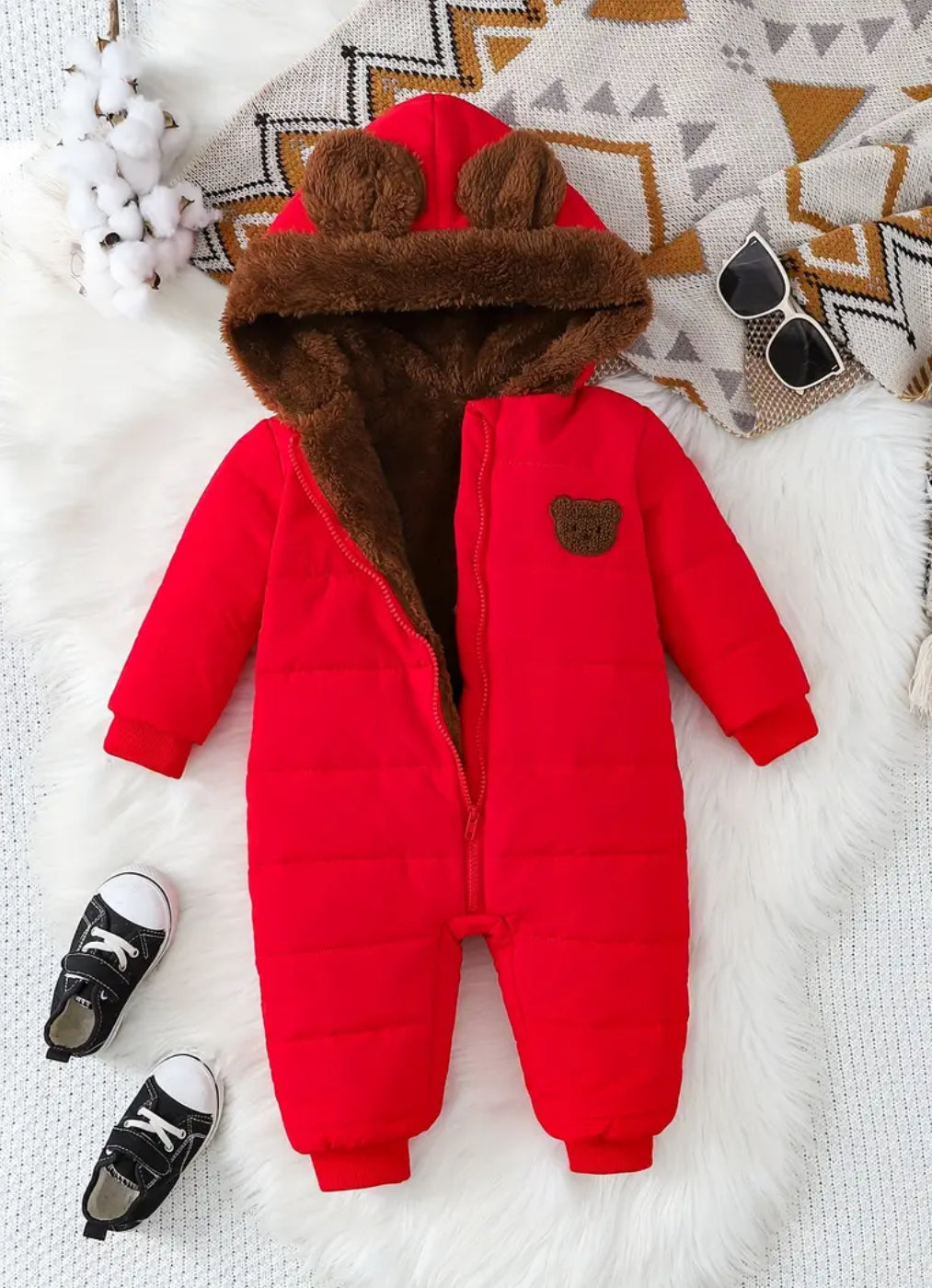 Babyjunge mit Kapuze für den Winter