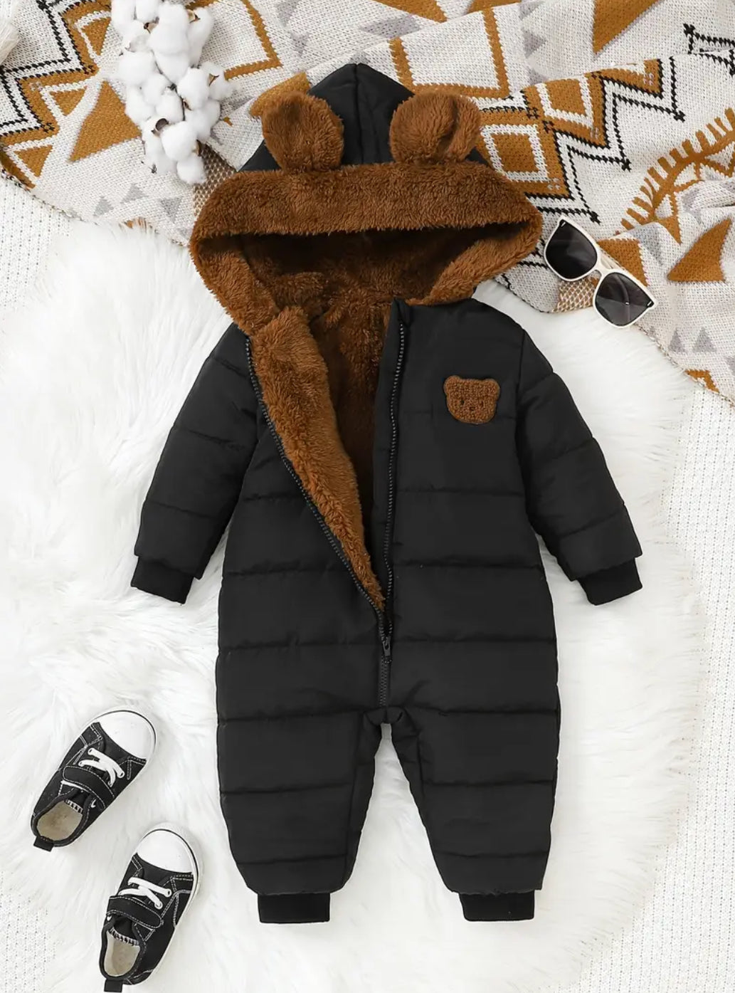 Babyjunge mit Kapuze für den Winter